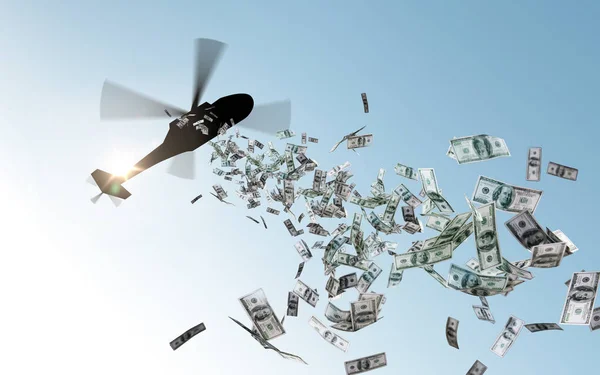 Вертолет сбрасывает деньги в небо — стоковое фото