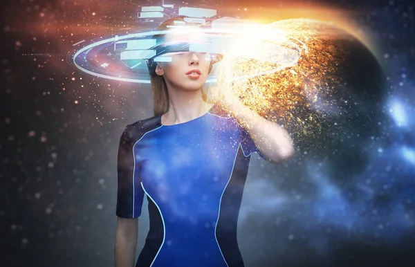 Femme en réalité virtuelle lunettes sur l'espace — Photo