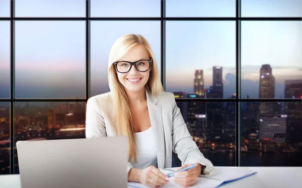 Zufriedene Geschäftsfrau mit Dokumenten im Büro — Stockfoto