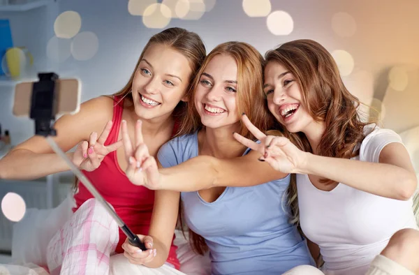 Nastolatek z smartphone przy selfie w domu — Zdjęcie stockowe