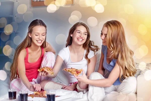 Boldog meg vagy pizzát eszik otthon tini lányok — Stock Fotó