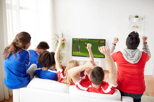 Amigos o aficionados al fútbol viendo el juego en la televisión en casa —  Fotos de Stock