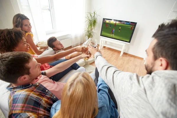 Amigos con cerveza viendo fútbol o partido de fútbol — Foto de Stock