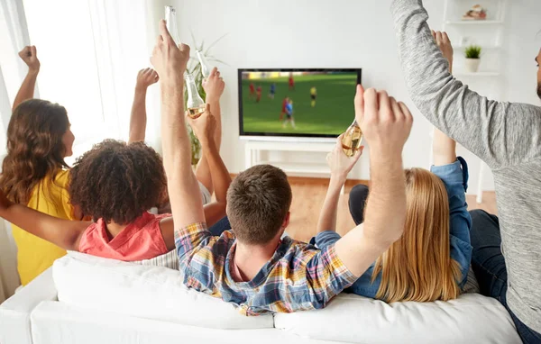 Friends with beer watching soccer on tv at home — Stock Photo, Image