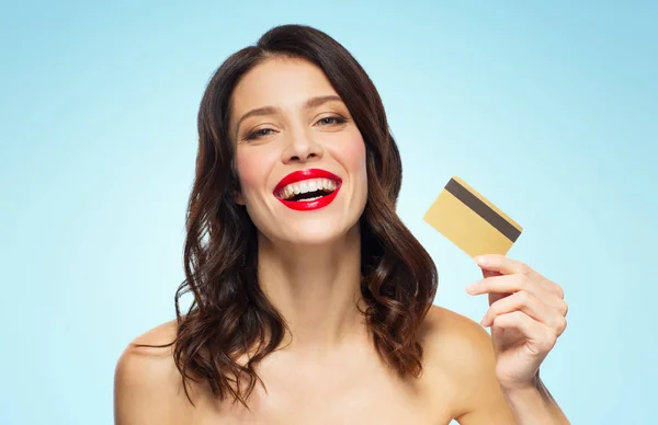 Hermosa mujer con lápiz labial rojo y tarjeta de crédito — Foto de Stock