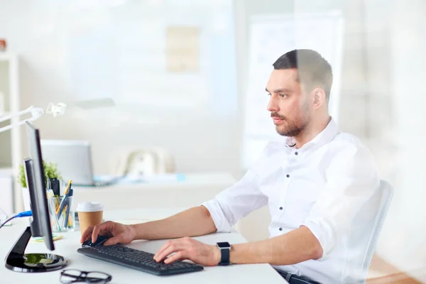 Zakenman te typen op het toetsenbord van de computer op kantoor — Stockfoto