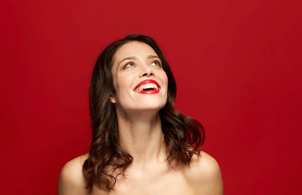 Красива усміхнена молода жінка з червоною помадою — стокове фото