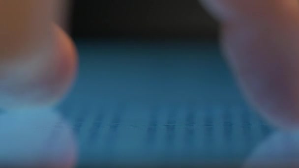 Κοντινό πλάνο του χέρι χρησιμοποιώντας υπολογιστή οθόνη αφής — Αρχείο Βίντεο