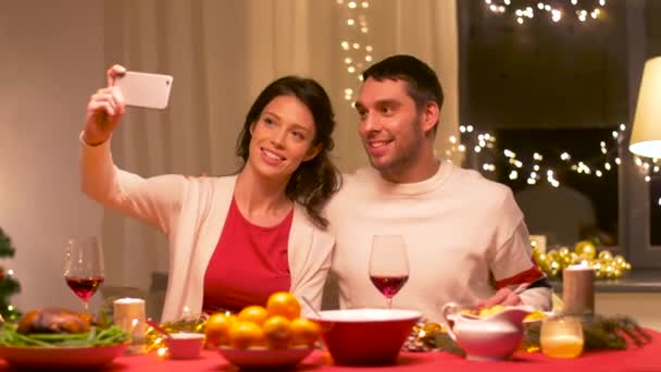 Pareja tomando selfie en casa cena de Navidad — Vídeos de Stock