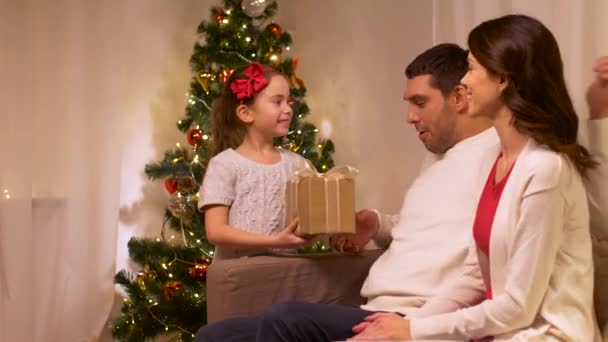 Família feliz com Natal presente em casa — Vídeo de Stock