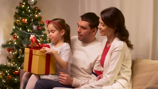 Glückliche Familie mit Weihnachtsgeschenk zu Hause — Stockvideo