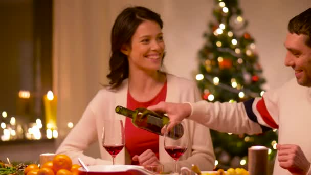 Feliz pareja bebiendo vino tinto en la cena de Navidad — Vídeos de Stock