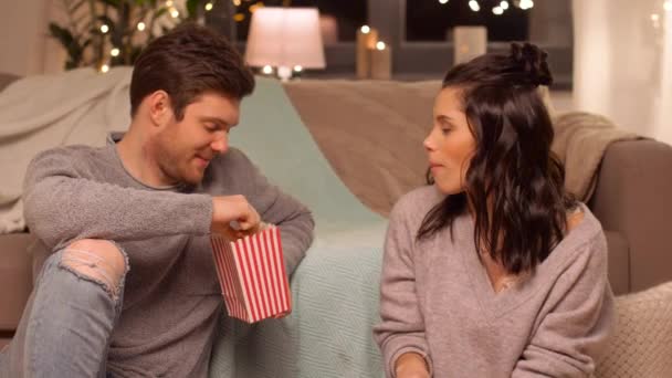 Happy couple eating pop corn at home — Stock Video