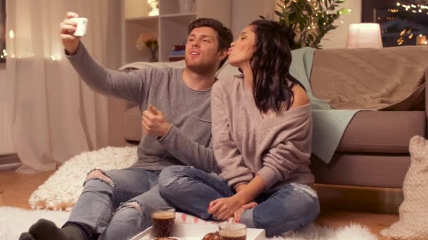 Щаслива пара приймає селфі за допомогою смартфона вдома — стокове відео