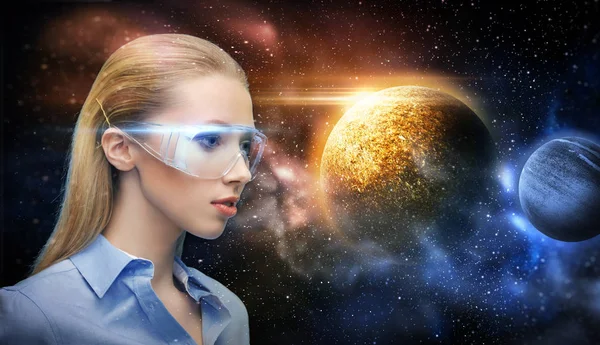 仮想現実空間上の眼鏡の女 — ストック写真