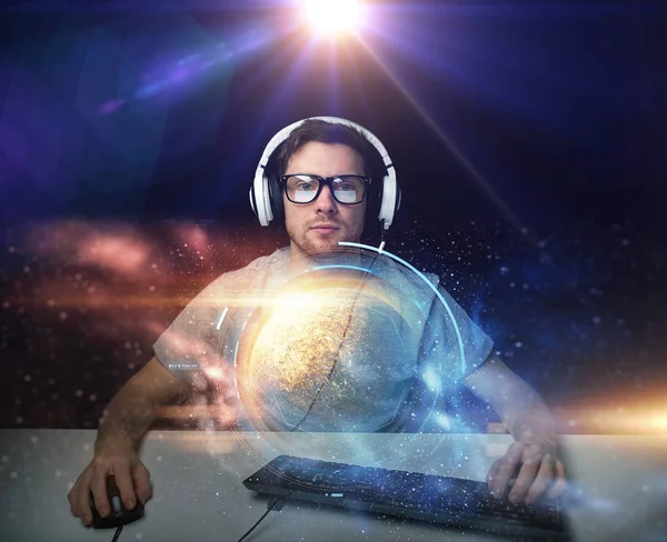 Hombre en auriculares jugando videojuego de ordenador —  Fotos de Stock