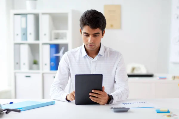 Biznesmen pracę z komputera typu tablet w biurze — Zdjęcie stockowe