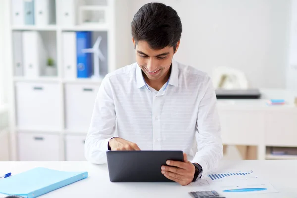 Homem de negócios trabalhando com tablet pc no escritório — Fotografia de Stock