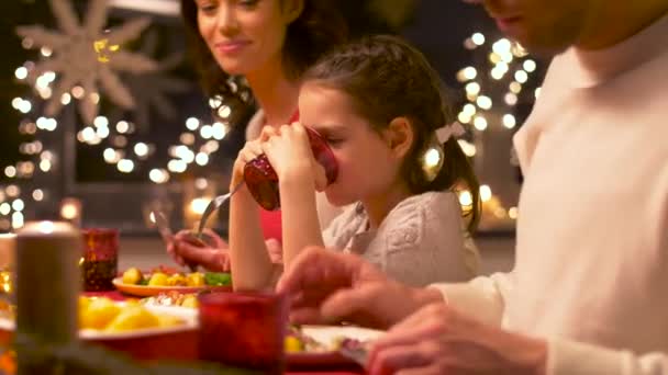 Ευτυχισμένη οικογένεια έχουν χριστουγεννιάτικο δείπνο στο σπίτι — Αρχείο Βίντεο