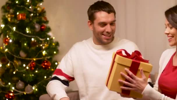 Gelukkig stel met kerstcadeau thuis — Stockvideo