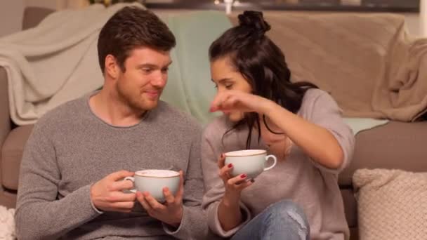 Feliz pareja bebiendo cacao en casa — Vídeos de Stock