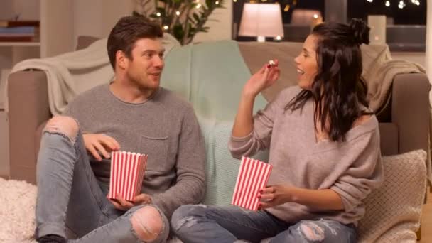 Happy couple eating pop corn at home — Stock Video