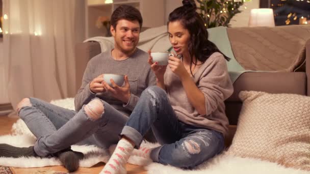 Счастливая пара пьет какао дома — стоковое видео