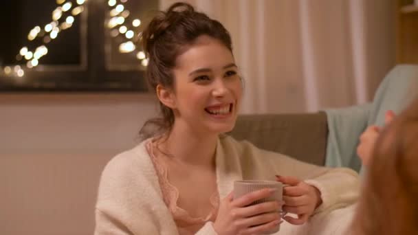 Mulher bebendo chá e conversando com o amigo em casa — Vídeo de Stock