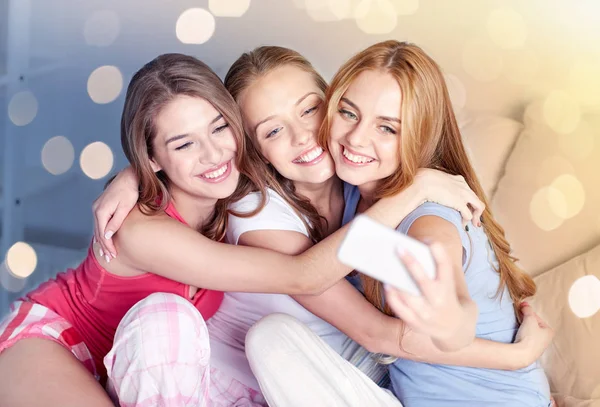Chicas adolescentes con teléfono inteligente tomando selfie en casa —  Fotos de Stock