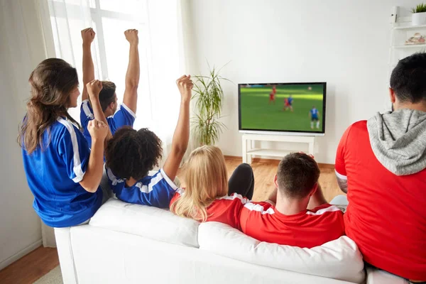 Fani piłki nożnej oglądać mecz piłki nożnej w telewizji w domu — Zdjęcie stockowe