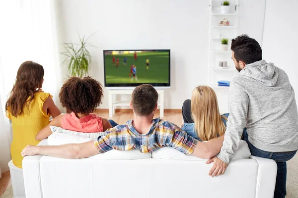 Vrienden kijken naar voetbalwedstrijd op tv thuis — Stockfoto