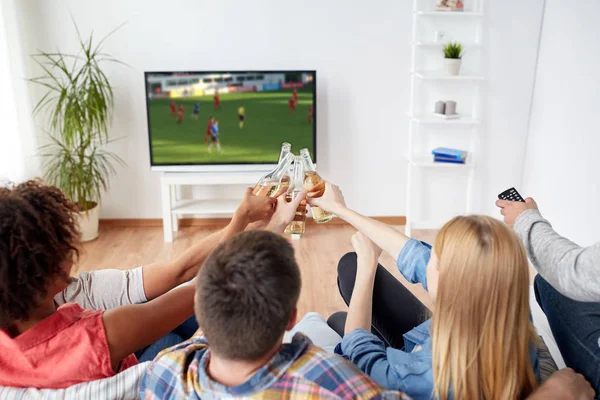 Amigos clinking cerveja e assistir jogo de futebol — Fotografia de Stock