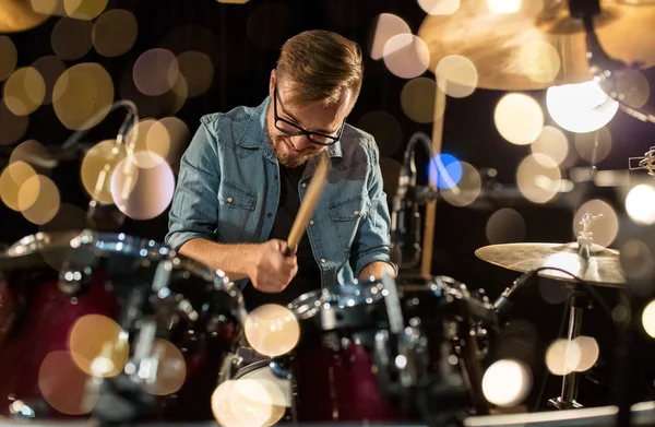 Musicien masculin jouant de la batterie et des cymbales au concert — Photo