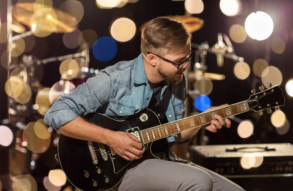 Homem tocando guitarra no ensaio do estúdio — Fotografia de Stock