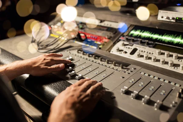 Muž pomocí mixpultu v hudební nahrávací studio — Stock fotografie