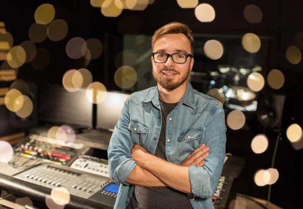 Man op het mengpaneel in muziek opnamestudio — Stockfoto