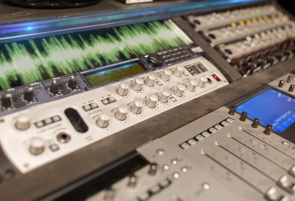 Консоль для микширования музыки в студии звукозаписи — стоковое фото
