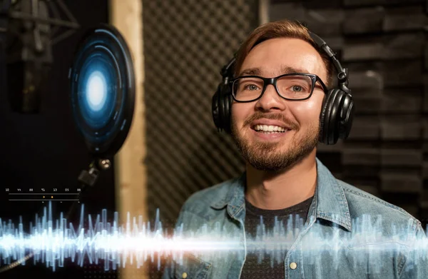 Hombre con auriculares cantando en el estudio de grabación —  Fotos de Stock