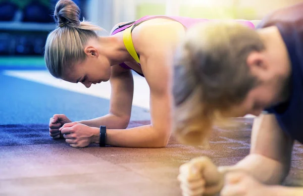 Kadın ve tahta yapan erkek spor salonunda egzersiz — Stok fotoğraf