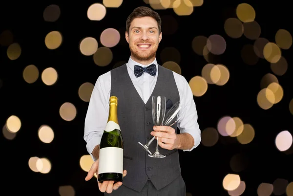 Homme avec bouteille de champagne et verres à la fête — Photo