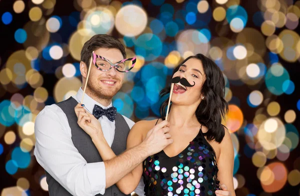 Casal feliz com adereços de festa se divertindo — Fotografia de Stock