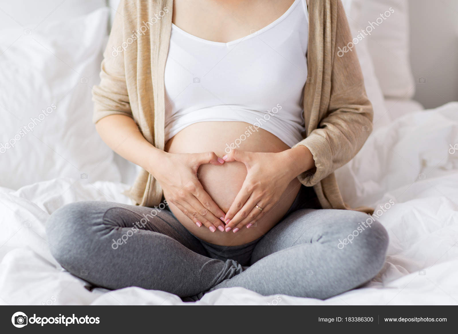 ベッドで幸せな妊娠中の女性 心ジェスチャー ストック写真 C Syda Productions ベッドで幸せな妊娠中の女性 心ジェスチャー ストック写真 C Syda Productions