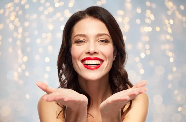 Belle jeune femme souriante avec rouge à lèvres rouge — Photo