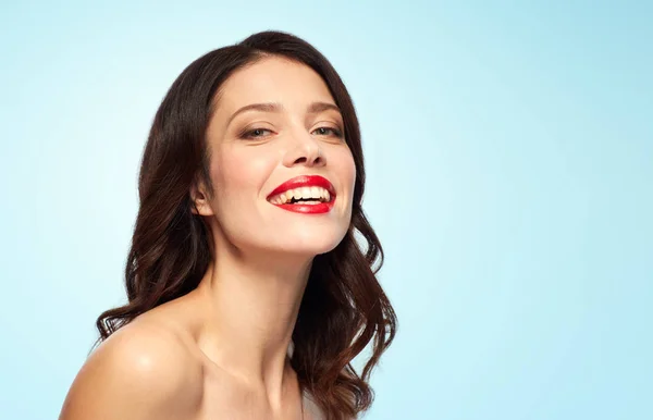 Schöne lächelnde junge Frau mit rotem Lippenstift — Stockfoto