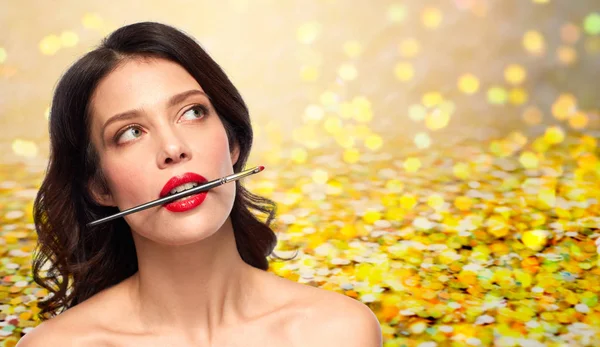 Hermosa mujer sosteniendo maquillaje cepillo para pintalabios — Foto de Stock