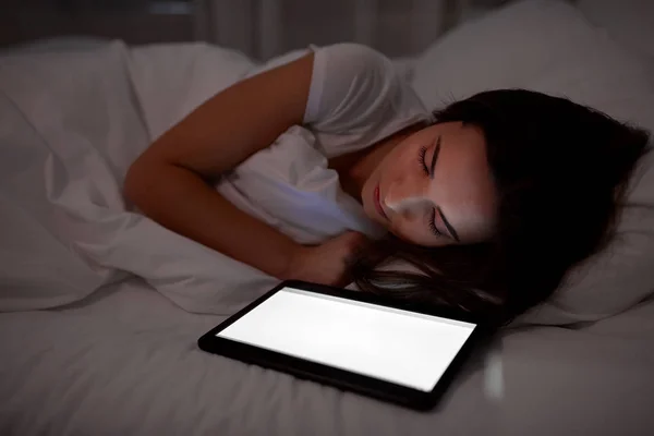Femme avec tablette pc dormir au lit la nuit — Photo