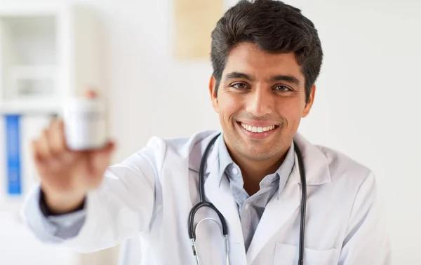 Médico feliz com estetoscópio e medicação — Fotografia de Stock