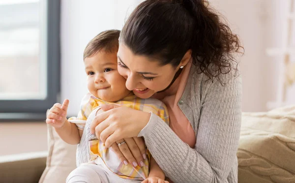 Feliz madre sonriente con la hija en casa — Foto de Stock