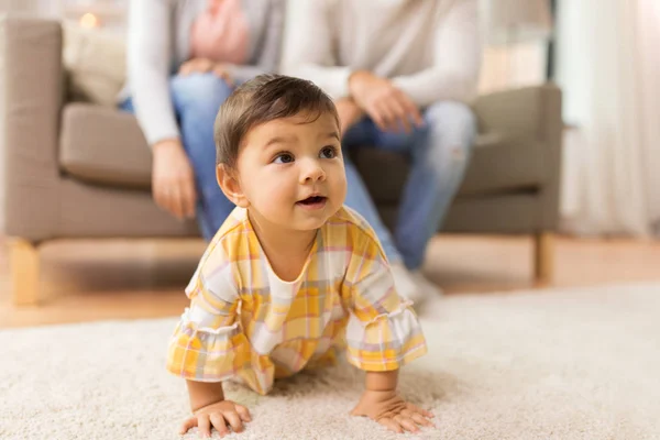 Pequena menina no chão em casa — Fotografia de Stock