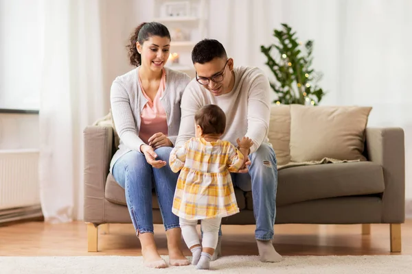 Glückliche Familie mit kleiner Tochter zu Hause — Stockfoto